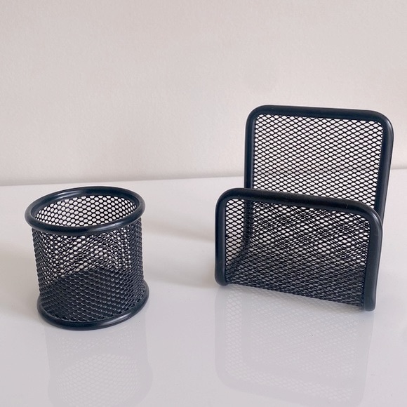 Office supplies: 3 hole punch, 750 sheets lined paper &  2 desktop organizers - Picture 2 of 8